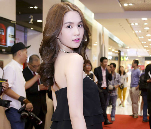 Ngọc Trinh vai trần gợi cảm lướt xế hộp dự event ảnh 1 Ngọc Trinh vai trần gợi cảm lướt xế hộp dự event ảnh 1