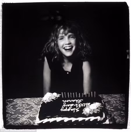 Bà mẹ Nga “gây sốt” với bộ ảnh chụp tuổi thơ hạnh phúc của con nơi nông trại