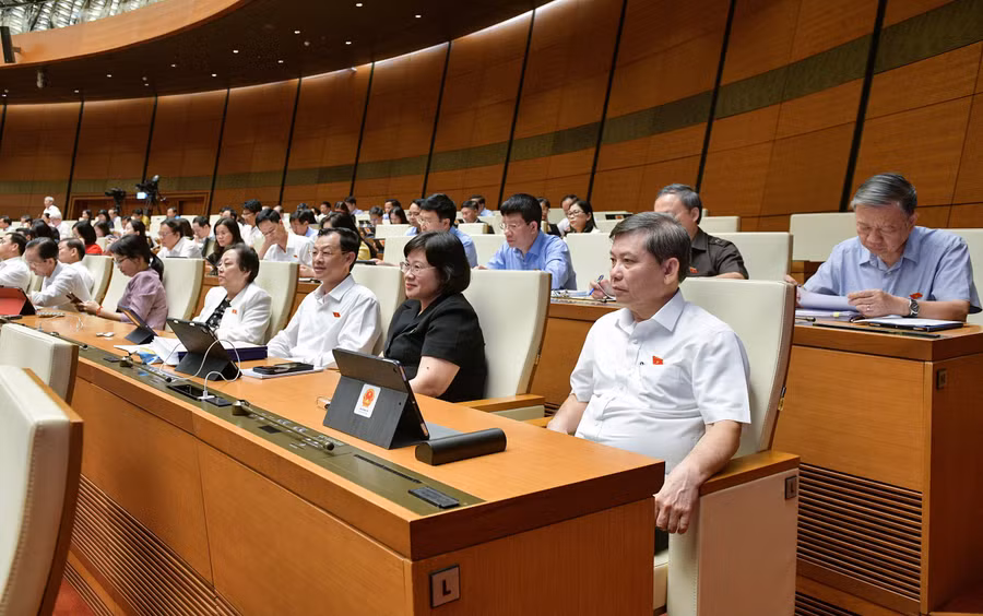 Với 95,34% tổng số Đại biểu Quốc hội tham gia biểu quyết tán thành, Quốc hội nhất trí thông qua danh sách những người được lấy phiếu tín nhiệm. Với 95,34% tổng số Đại biểu Quốc hội tham gia biểu quyết tán thành, Quốc hội nhất trí thông qua danh sách những người được lấy phiếu tín nhiệm.