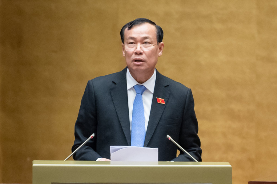 Ông Lê Tấn Tới, Chủ nhiệm Ủy ban Quốc phòng và An ninh của Quốc hội trình bày báo cáo.