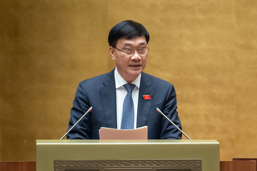 Ông Vũ Hồng Thanh, Chủ nhiệm Ủy ban Kinh tế của Quốc hội trình bày báo cáo thẩm tra. Ông Vũ Hồng Thanh, Chủ nhiệm Ủy ban Kinh tế của Quốc hội trình bày báo cáo thẩm tra.