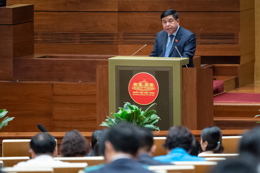 Ông Nguyễn Chí Dũng, Bộ trưởng Bộ Kế hoạch và Đầu tư trình bày báo cáo. Ông Nguyễn Chí Dũng, Bộ trưởng Bộ Kế hoạch và Đầu tư trình bày báo cáo.