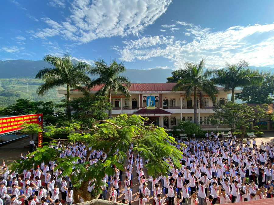 Học sinh trường Tiểu học - THCS Tà Làng, huyện Yên Châu tập thể dục giữa giờ.