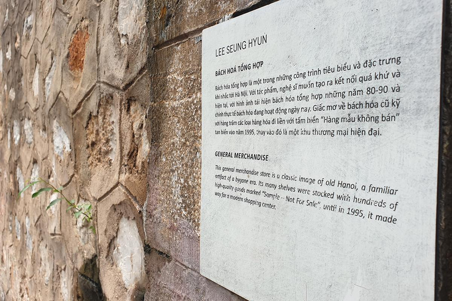 Nhiều tác phẩm ở phố bích họa Phùng Hưng biến mất, chỉ còn bảng giới thiệu. Nhiều tác phẩm ở phố bích họa Phùng Hưng biến mất, chỉ còn bảng giới thiệu.