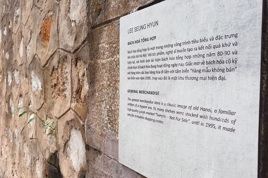 Nhiều tác phẩm ở phố bích họa Phùng Hưng biến mất, chỉ còn bảng giới thiệu.