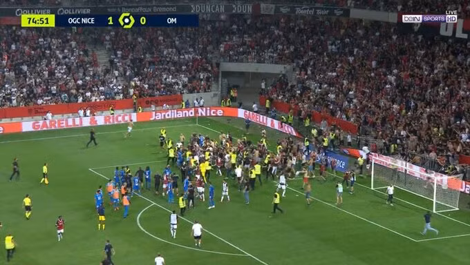 Cảnh hỗn loạn trong trận đấu giữa Nice và Marseille.