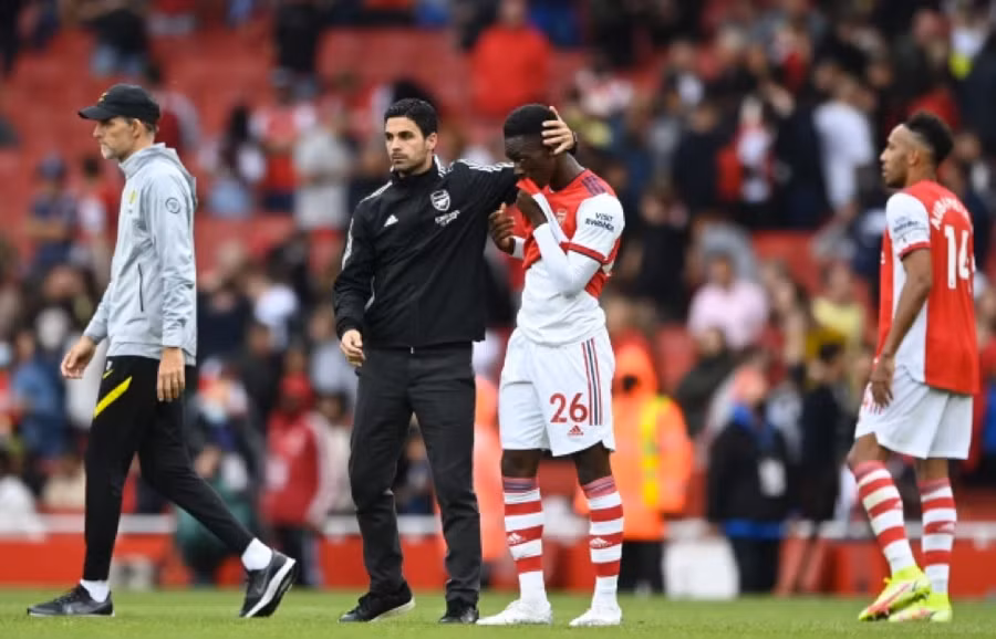 Mikel Arteta an ủi các cầu thủ sau thất bại trên sân nhà nhà trước Chelsea.