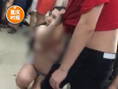 Phát hiện điều bất thường sau mua hàng, cô gái lột đồ ăn vạ - Ảnh 3 Phat hien dieu bat thuong sau mua hang, co gai lot do an va - Anh 3