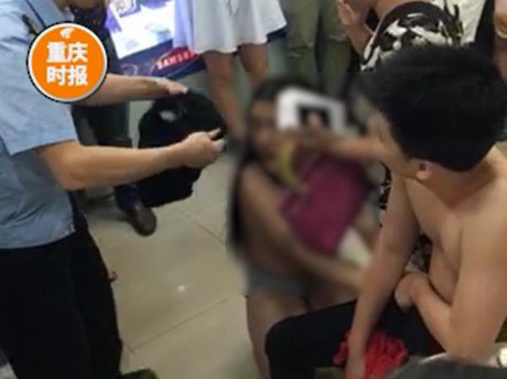 Phát hiện điều bất thường sau mua hàng, cô gái lột đồ ăn vạ - Ảnh 1 Phat hien dieu bat thuong sau mua hang, co gai lot do an va - Anh 1