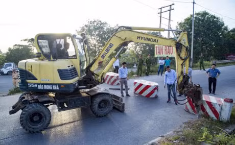 Cau Viet Tri da xuong cap: Thuc hien nghiem viec cam xe o to di qua cau - Anh 3