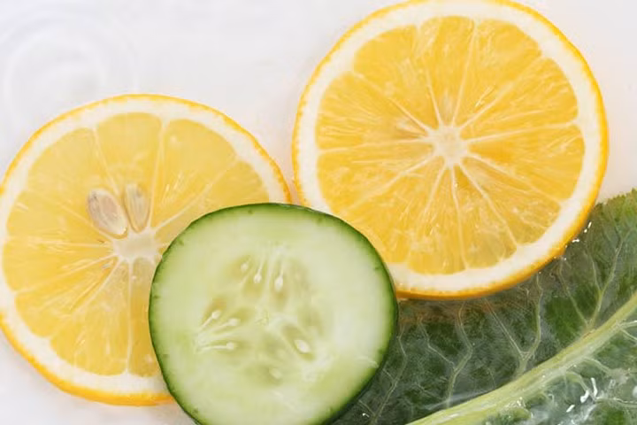 “Cấp cứu” nhanh chóng cho làn da cháy nắng bằng chanh và dưa chuột