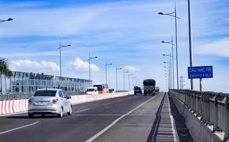 Cau Viet Tri da xuong cap: Thuc hien nghiem viec cam xe o to di qua cau - Anh 1