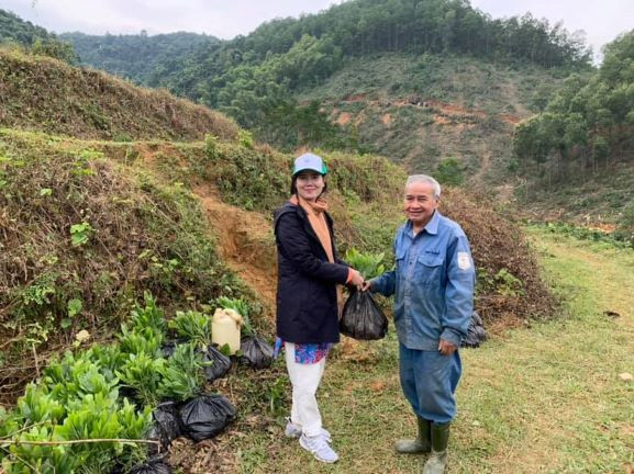 Hoạ sĩ Nguyễn Thị Kim Đức trao tặng cây giống cho nông dân