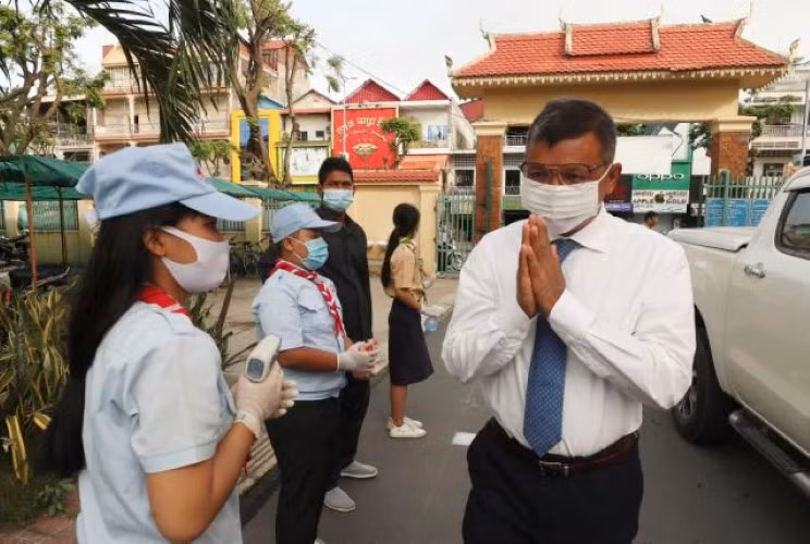Bộ trưởng Giáo dục Hang Chuon Naron chào mừng học sinh trong chuyến thăm đến một trường ở Phnom Penh.