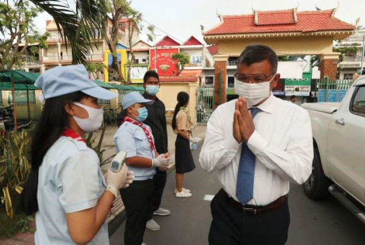 Bộ trưởng Giáo dục Hang Chuon Naron chào mừng học sinh trong chuyến thăm đến một trường ở Phnom Penh.