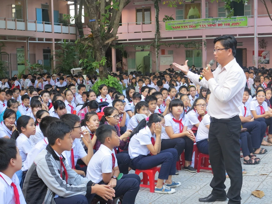 Ông Ngô Ngọc Hoàng Vương trò chuyện với HS Đà Nẵng trong một chương trình ngoại khóa. Ảnh: TG