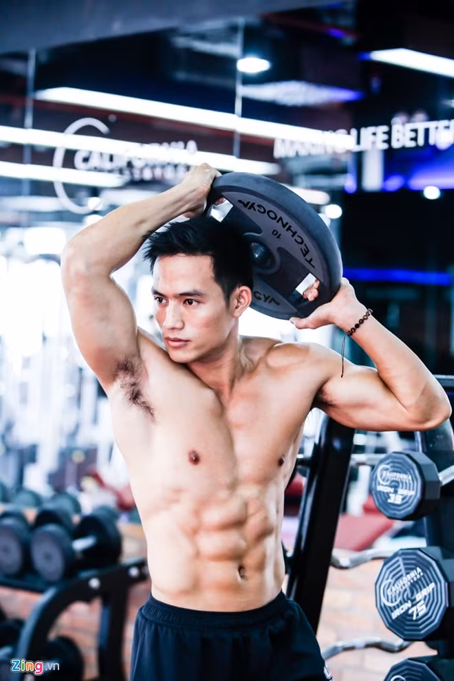 Nguyễn Nam sinh sống và làm việc tại TP HCM. Chàng trai sinh năm 1989 cho biết, từ khi tập gym anh đã tăng 8 kg. Trong quá trình tập anh luôn chú ý đến sức khỏe, trật tự các động tác. "Tôi tìm hiểu kỹ những bài tập phù hợp với thể lực, tăng dần độ khó, cường độ theo thời gian và tuân thủ theo trình tự: làm nóng cơ - kéo giãn cơ - tập", 8X chia sẻ . Ảnh: Hải An