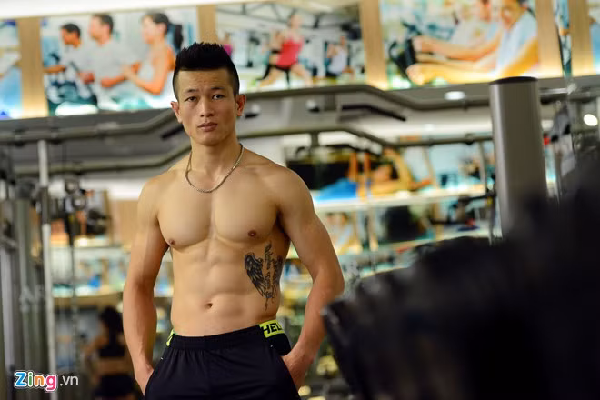 Những bài tập được anh lựa chọn ngoài giúp duy trì vóc dáng, giữ bụng 6 múi, còn tăng sức mạnh cho tim mạch như xà đơn, xà kép, bật bục, chạy nước rút..."Tôi vẫn khuyên các học viên mới nên tập những bài cơ bản và nâng dần cấp độ khó, để tránh chấn thương và đem lại hiệu quả cao nhất", Huấn luyện viên 8X cho lời khuyên. Ảnh: Tiến Tuấn