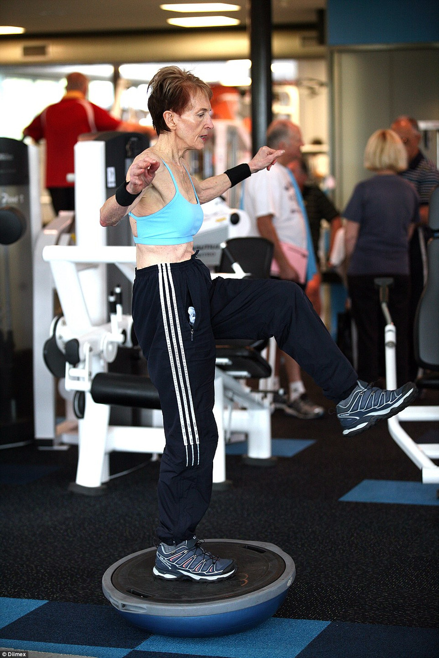 Ngưỡng mộ cụ bà 73 tuổi chăm tập thể hình để chống lão hóa - Ảnh 6 Ngưỡng mộ cụ bà 73 tuổi chăm tập thể hình để chống lão hóa - Ảnh 6