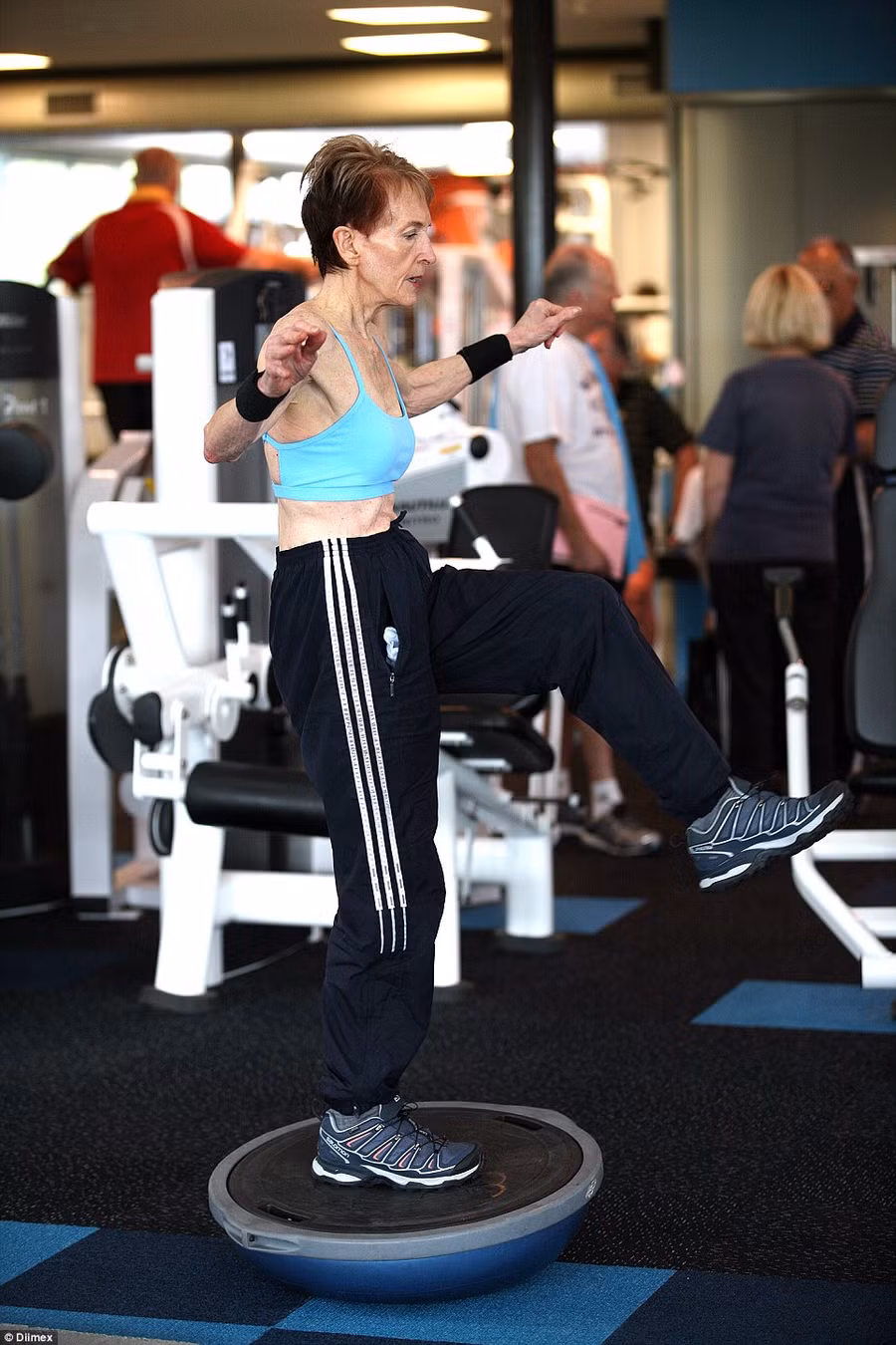 Ngưỡng mộ cụ bà 73 tuổi chăm tập thể hình để chống lão hóa - Ảnh 6