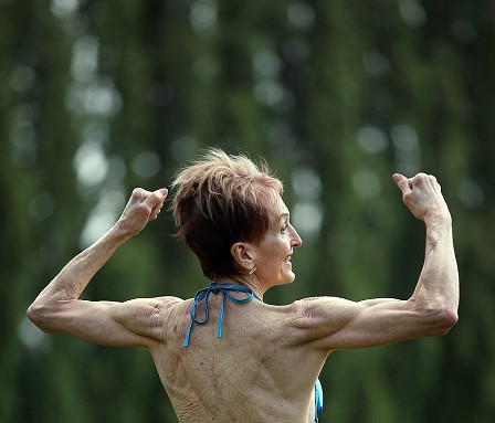 Ngưỡng mộ cụ bà 73 tuổi chăm tập thể hình để chống lão hóa - Ảnh 2 Ngưỡng mộ cụ bà 73 tuổi chăm tập thể hình để chống lão hóa - Ảnh 2