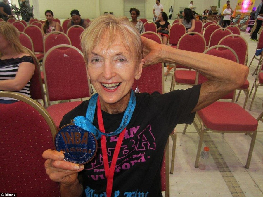 Ngưỡng mộ cụ bà 73 tuổi chăm tập thể hình để chống lão hóa - Ảnh 4 Ngưỡng mộ cụ bà 73 tuổi chăm tập thể hình để chống lão hóa - Ảnh 4