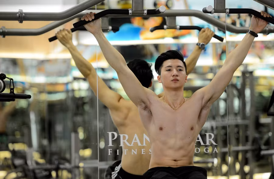 Trọng Hưng chia sẻ: "Tôi tập luyện 2 lần/ngày, mỗi ngày 2h vào buổi sáng và buổi chiều. Theo tôi, người mới không nên tập quá nặng. Bạn chỉ cần duy trì thói quen tập 1 lần/ngày là đủ. Ngoài ra, để cơ thể phát triển nhanh, bạn cần tìm được HLV hướng dẫn tốt". Ngoài tập gym, 9X cũng kết hợp chơi các môn thể thao khác như bóng rổ, bơi lội, tennis, bơi lội... Ảnh: Tiến Tuấn