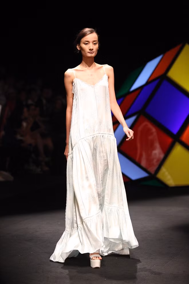 Sao Việt ưa chuộng mốt váy ngủ gây tranh cãi