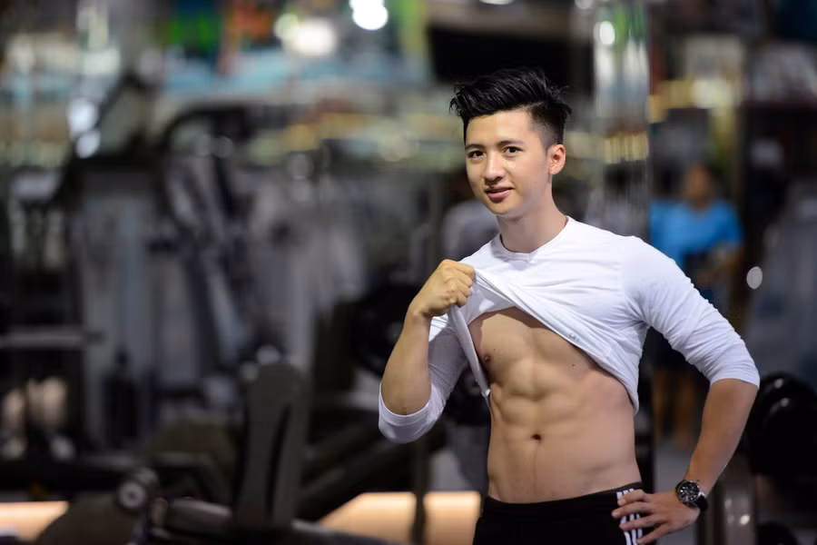 Nguyễn Trọng Hưng (sinh năm 1992, Hà Nội). Sau 4 năm kiên trì tập luyện kết hợp với chế độ ăn uống hợp lý, thể hình của 9X hoàn toàn lột xác so với trước đây. Hưng tăng từ 45 kg lên 70 kg. Ảnh: Tiến Tuấn