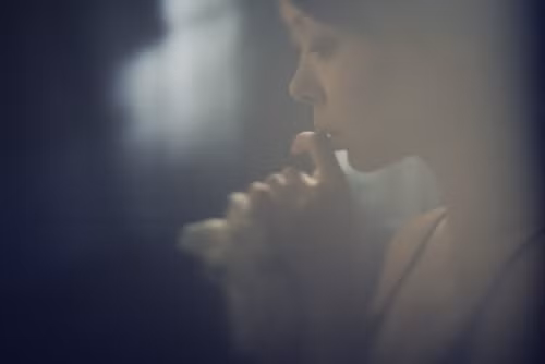 Giải thoát thiếu nữ bị trai lạ trói vào cột múa nhiều tuần