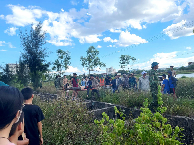 Người dân phối hợp với lực lượng chức năng đưa nạn nhân ra khỏi hiện trường. (Ảnh: X.S) Người dân phối hợp với lực lượng chức năng đưa nạn nhân ra khỏi hiện trường. (Ảnh: X.S)