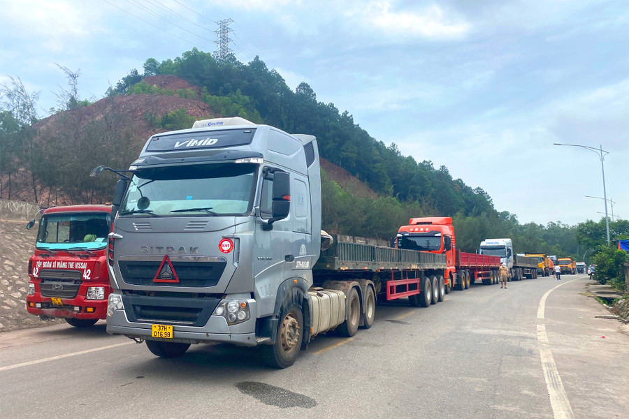 Hàng dài xe tải phải dừng lại trên đường D4 vì không vào được cảng. Hàng dài xe tải phải dừng lại trên đường D4 vì không vào được cảng.