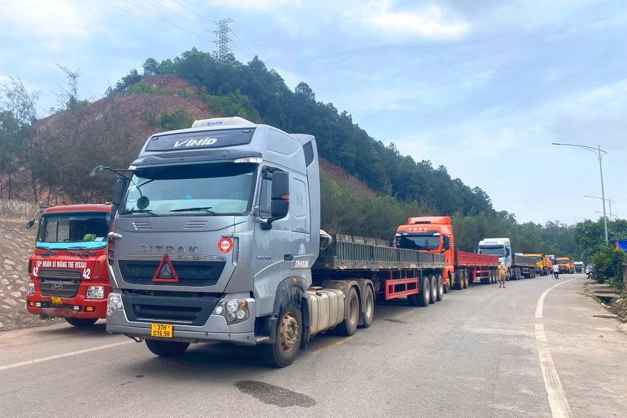 Hàng dài xe tải phải dừng lại trên đường D4 vì không vào được cảng.