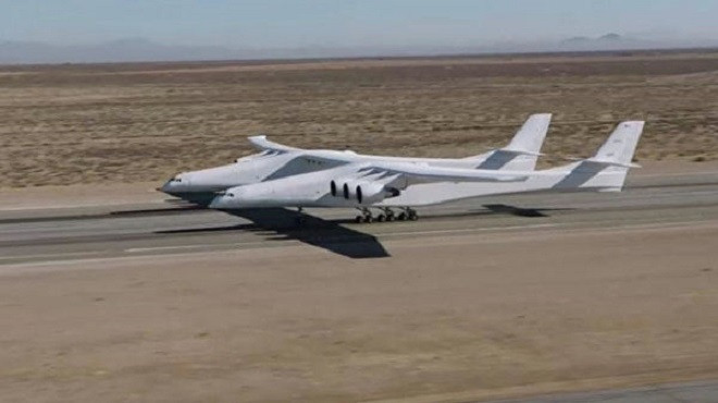 Một máy bay hai thân, sáu động cơ được thiết kế bởi công ty hàng không Stratolaunch Systems. Một máy bay hai thân, sáu động cơ được thiết kế bởi công ty hàng không Stratolaunch Systems.