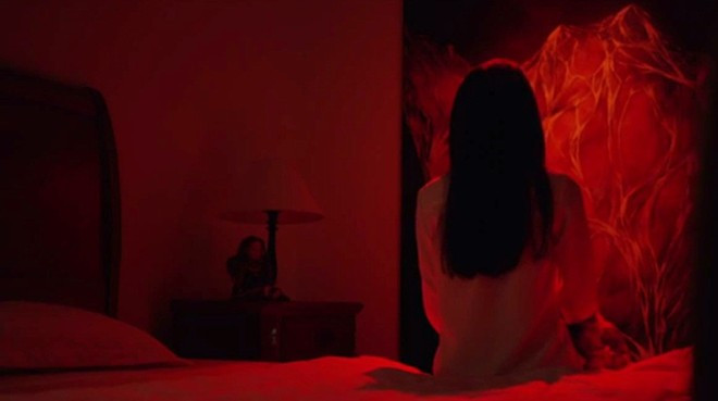 Con ma nhà họ Vương - 22/10: Bộ phim kinh dị Việt duy nhất trong mùa Halloween 2015 do đạo diễn Vũ Ngọc Đãng thực hiện. Chàng trai trẻ bị truy nã tên Nam (La Quốc Hùng) chấp nhận tham gia một trò chơi bệnh hoạn của gã đại gia Huy (Hồ Vĩnh Khoa) để kiếm 200 triệu đồng. Khi quá sợ hãi và định bỏ trốn, Nam phát hiện ra Huy đã bị sát hại. Thế rồi, anh bị lạc trong khu biệt thự rộng lớn, bắt gặp hồn ma áo đỏ vất vưởng và bị nhốt dưới hầm kín... 9 phim kinh dị ra rạp tại Việt Nam mùa Halloween 2015