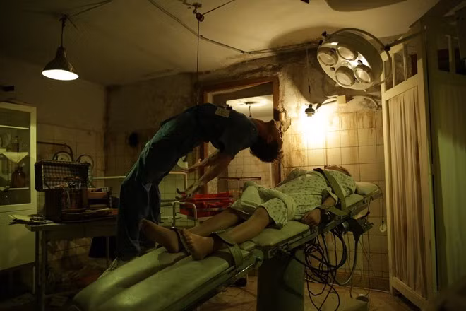 Queen of Spades - The Dark Rite (Lời nguyền con Đầm Bích) - 28/10: Bộ phim kinh dị của Nga dựa trên truyền thuyết kể rằng bất cứ chiếc gương nào cũng có thể mở ra cánh cổng kết nối đến thế giới người chết. Một nhóm người trẻ tò mò tìm cách triệu linh hồn mang tên Đầm Bích, dẫn đến những hậu quả chết người. Tại xứ sở bạch dương, nguồn gốc của Đầm Bích gây nhiều tranh cãi: người thì cho là nhân vật được hư cấu từ bộ bài tây, kẻ thì bảo đó là một người đàn bà bị chôn sống vì đã giết chết 19 đứa trẻ. Đây sẽ là nhân vật gieo rắc kinh hoàng trong Queen of Spades - The Dark Rite. 9 phim kinh dị ra rạp tại Việt Nam mùa Halloween 2015