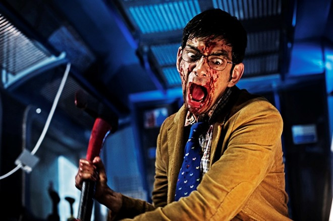 The Howl (Ma sói) - 9/10: Một chuyến tàu đêm rời khỏi London gặp trục trặc và phải dừng lại giữa rừng sâu. Người lái tàu ra ngoài một mình và không bao giờ còn trở lại. Đó là lúc người soát vé trẻ tuổi Joe và những hành khách trên tàu sắp sửa phải chống lại con ma sói dữ tợn. Điều mà họ mong muốn nhất lúc này chính là ánh bình minh giúp xua đi loài quái vật. Đây là một tác phẩm kinh dị của điện ảnh Anh Quốc với ngôi sao Ed Speleers (Downton Abbey) trong vai chính. 9 phim kinh dị ra rạp tại Việt Nam mùa Halloween 2015