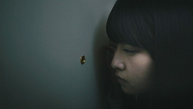 Eyes (Mắt ma) - 2/10: Bộ phim kinh dị Nhật Bản tập trung vào nhân vật Yukari. Cô gái gặp phải hàng loạt câu chuyện bí ẩn sau khi nhìn thấy một phụ nữ lạ qua lỗ nhòm trên cửa nhà. Phim do đạo diễn Yôhei Fukuda thực hiện dựa trên kịch bản của Kôji Suzuki - đồng tác giả của series kinh dị nổi tiếng là Ringu. 9 phim kinh dị ra rạp tại Việt Nam mùa Halloween 2015