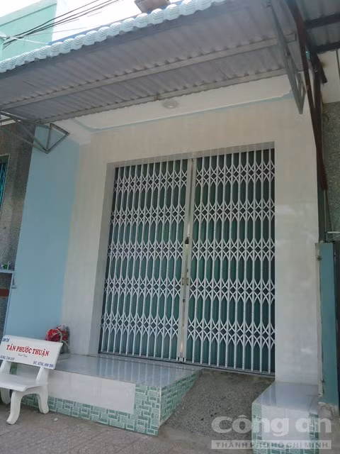 Cướp xông vào nhà tấn công, hai vợ chồng giáo viên đang nguy kịch