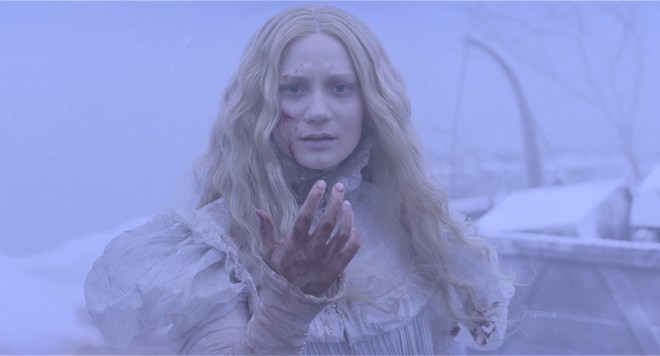 Crimson Peak (Lâu đài đẫm máu) - 16/10: Có kinh phí 55 triệu USD, dự án kinh dị của đạo diễn Guillermo del Toro quy tụ bốn ngôi sao Mia Wasikowska, Tom Hiddleston, Charlie Hunnam và Jessica Chastain. Nhân vật chính của Crimson Peak là Edith Cushing, một nữ nhà văn trẻ tài năng nhưng có thời thơ ấu không êm đềm. Nghe theo lời đường mật của tên quý tộc Thomas Sharpe, cô quyết định lên xe hoa và về sống tại khu lâu đài hẻo lánh của chị em gã. Nhưng tòa dinh thự của gia tộc Sharpe dường như là một sinh vật sống, sẵn sàng nuốt chửng những ai muốn phanh phui bí mật của nó. 9 phim kinh dị ra rạp tại Việt Nam mùa Halloween 2015