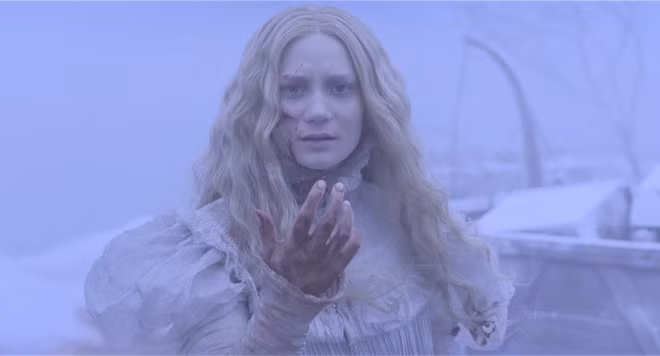 Crimson Peak (Lâu đài đẫm máu) - 16/10: Có kinh phí 55 triệu USD, dự án kinh dị của đạo diễn Guillermo del Toro quy tụ bốn ngôi sao Mia Wasikowska, Tom Hiddleston, Charlie Hunnam và Jessica Chastain. Nhân vật chính của Crimson Peak là Edith Cushing, một nữ nhà văn trẻ tài năng nhưng có thời thơ ấu không êm đềm. Nghe theo lời đường mật của tên quý tộc Thomas Sharpe, cô quyết định lên xe hoa và về sống tại khu lâu đài hẻo lánh của chị em gã. Nhưng tòa dinh thự của gia tộc Sharpe dường như là một sinh vật sống, sẵn sàng nuốt chửng những ai muốn phanh phui bí mật của nó. 9 phim kinh dị ra rạp tại Việt Nam mùa Halloween 2015