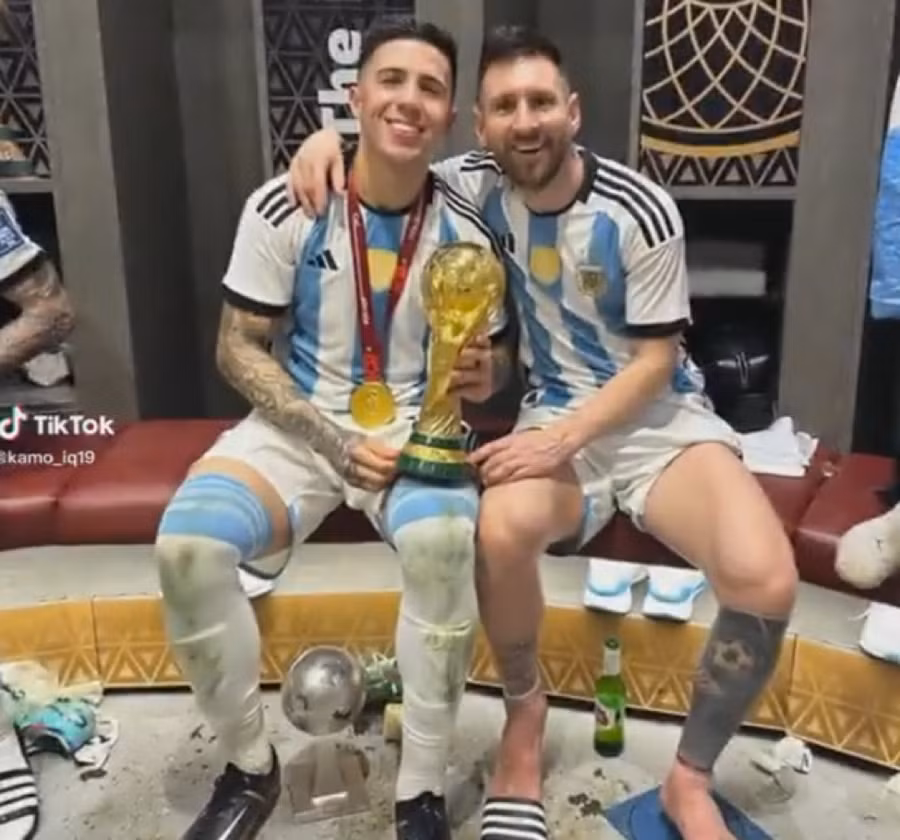 Messi đeo dải ruy băng và Argentina vô địch World Cup 2022.