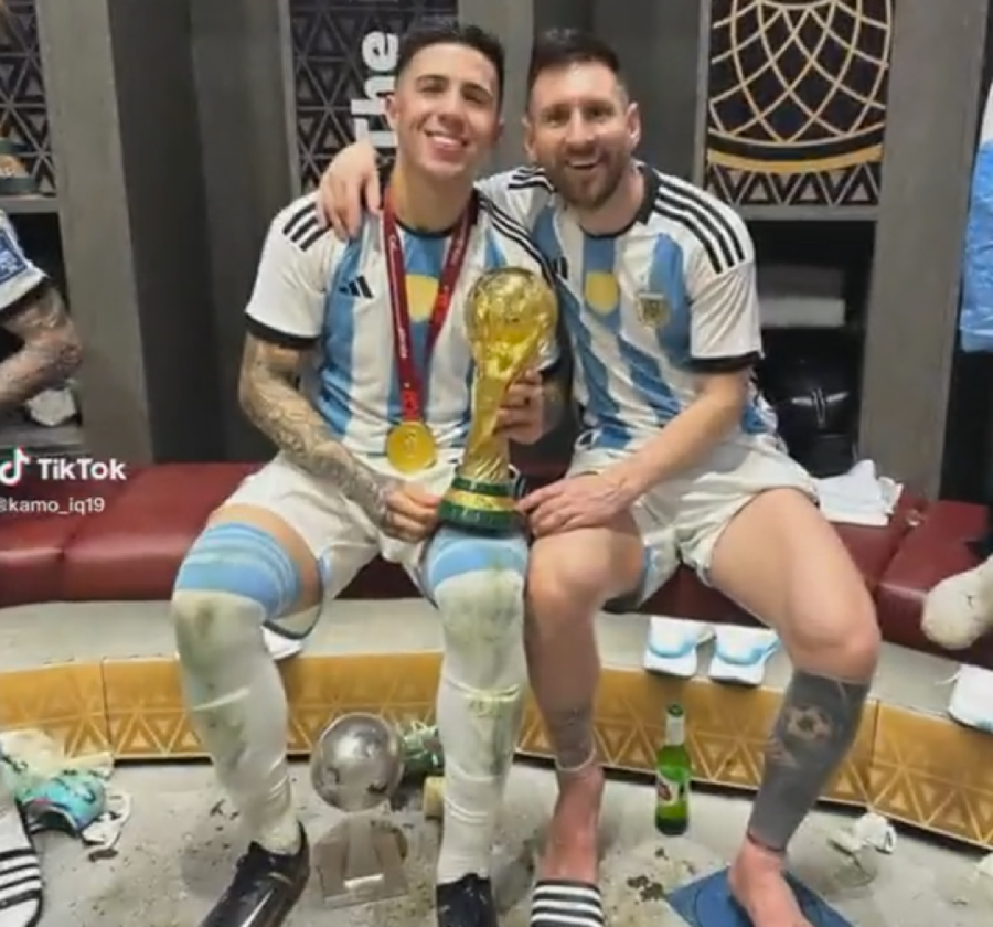 Messi đeo dải ruy băng và Argentina vô địch World Cup 2022. Messi đeo dải ruy băng và Argentina vô địch World Cup 2022.