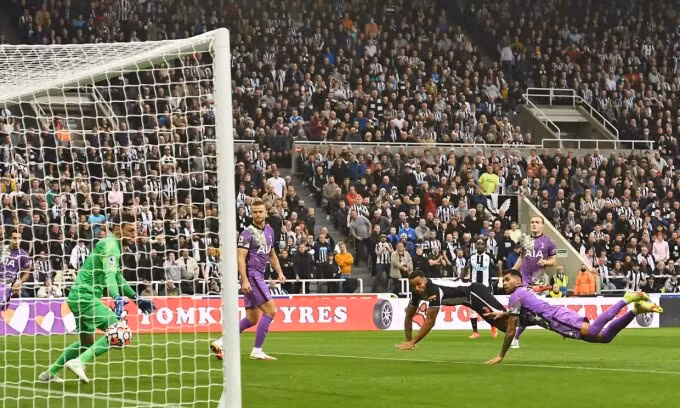 Callum Wilson mở tỷ số cho chủ nhà ngay phút thứ 2.