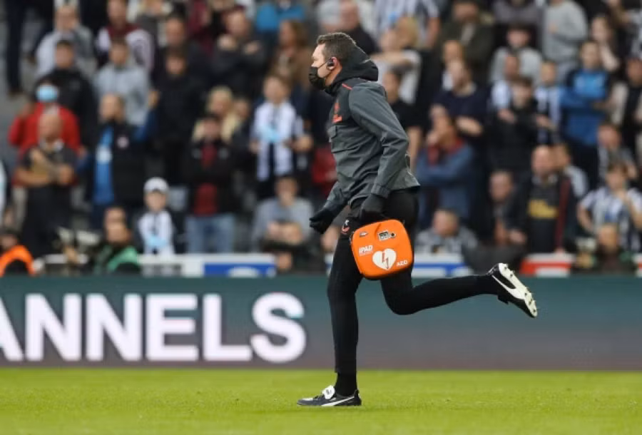 Bác sĩ của Newcastle chạy lên sơ cứu nạn nhân đột quỵ.