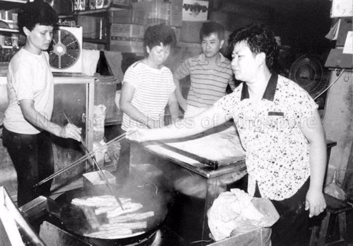 Hàng rong với nhiều loại thức ăn được chế biến ngay trên phố tại Singapore.