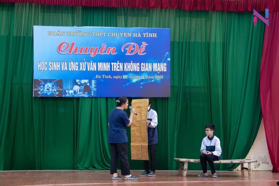 Sân khấu hóa chuyên đề học sinh và ứng xử văn minh trên không gian mạng tại Trường THPT chuyên Hà Tĩnh.