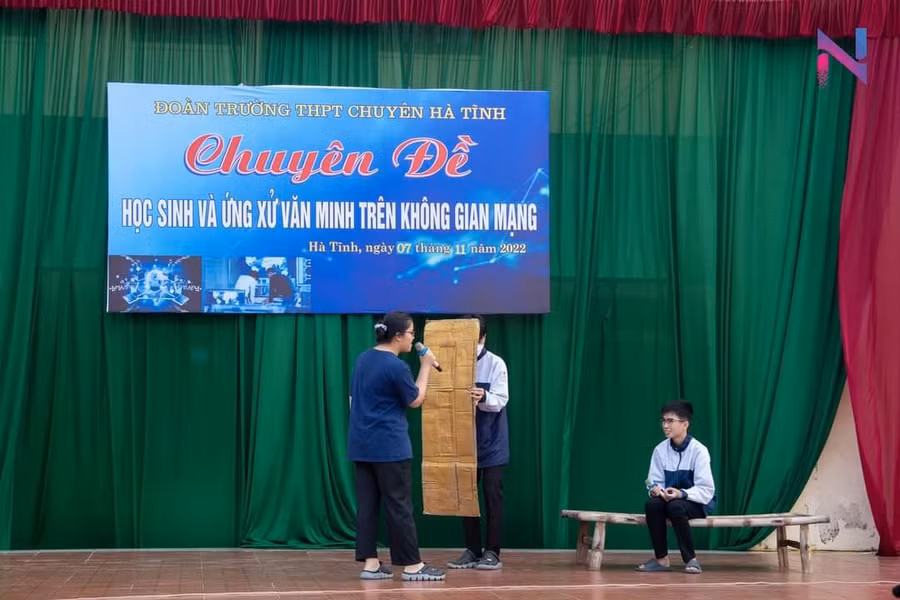 Sân khấu hóa chuyên đề học sinh và ứng xử văn minh trên không gian mạng tại Trường THPT chuyên Hà Tĩnh.