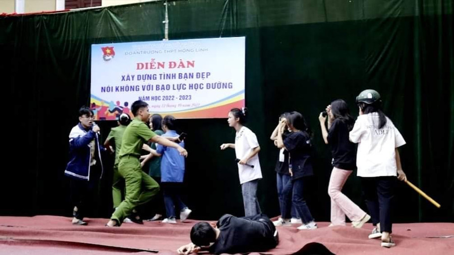 Sân khấu hóa Xây dựng tình bạn đẹp và nói không với bạo lực học đường tại Trường THPT Hồng Lĩnh.