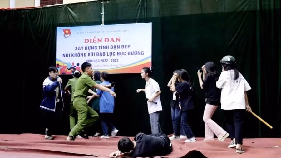Sân khấu hóa Xây dựng tình bạn đẹp và nói không với bạo lực học đường tại Trường THPT Hồng Lĩnh.
